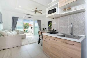 Kuchyň nebo kuchyňský kout v ubytování 1 bedroom apartment in Nai Harn