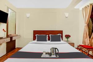 Una cama o camas en una habitación de Collection O Hotel Priyatam Nirwana