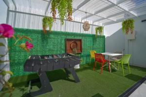 Cape Town的住宿－Ocean Vibes，一间设有桌子和绿色墙壁的客房