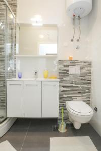 Koupelna v ubytování Apartments Tomana