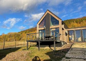 Casa de madera con terraza grande y ventanas en Samsara. Domek koło Międzygórza. en Jaworek