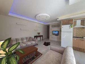 sala de estar con sofá y cocina en Marina Residence, en Antalya