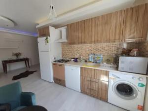 cocina con nevera blanca y lavadora en Marina Residence, en Antalya