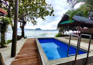 Tanauan的住宿－Leynes Taal Lake Resort and Hostel，水边的小型游泳池