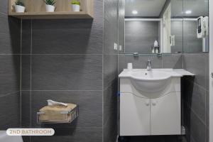 a bathroom with a sink and a mirror at Perfect Family Home 3B2b Taipei 101 & MRT-4 min 完美家庭住宅 3房2衛 4分到台北101 in Taipei