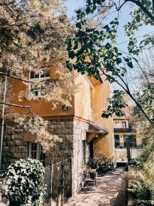 un bâtiment avec une clôture devant lui dans l'établissement Vila Del Linz, à Ljubljana