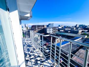 un balcon avec vue sur une ville dans l'établissement Résidence FAMILIA PHOENIX, à Douala