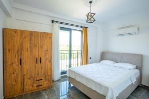 um quarto com uma cama grande e uma janela em Villa Wonder em Dalyan