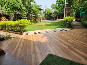 Taman di luar Red Stone Resort