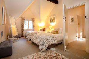 1 dormitorio con 2 camas y ventana en FROGWELL HOLLOW immerse into an idyllic fairytale, en Stirling