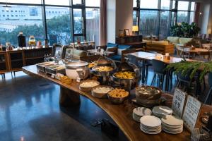 un buffet de comida en una mesa en un restaurante en Taihua Wutong Hotel, en Bao'an