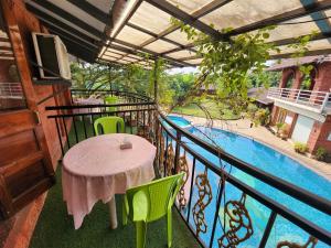 Kolam renang di atau dekat dengan Red Stone Resort