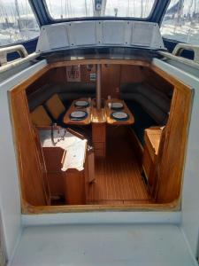 uma vista para o interior de um barco com mesas em Location Unique : Le Bateau d'Antoine à Roscoff em Roscoff