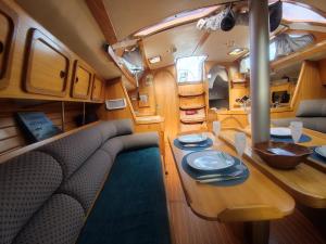 uma vista interior de uma caravana com uma mesa de madeira em Location Unique : Le Bateau d'Antoine à Roscoff em Roscoff