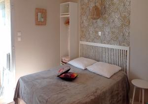 een slaapkamer met een bed met 2 witte kussens bij Appartement Cosy à Sanary Plage de Portissol-Climatisé-Parking privé in Sanary-sur-Mer