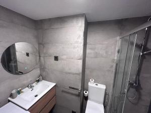 y baño con ducha, lavabo y espejo. en Nice apartment on street level in Vallecas. PNu, en Madrid