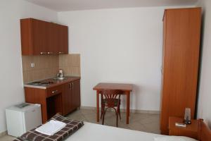 una pequeña cocina con una cama y una mesa en Vera Apartments, en Budva