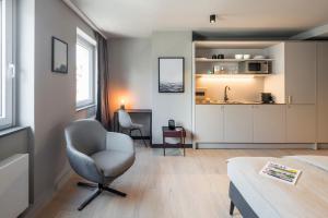a living room with a chair and a table at ipartment Frankfurt Central Station in Frankfurt