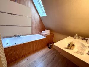 Ένα μπάνιο στο Gîte du Rochelu 4 Étoiles 5000 m2 of Garden, near to Mont Saint Michel & Granville island +67 φωτογραφίες