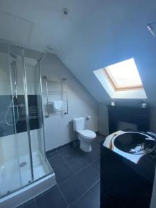 a bathroom with a shower and a toilet at Apt cosy centre ville Bayeux avec terrasse ou extérieur proche plages du débarquement in Bayeux