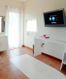 ein Wohnzimmer mit einem Flachbild-TV an der Wand in der Unterkunft Alon stay in Baras