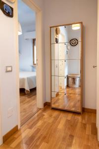 een spiegel in een kamer met een slaapkamer bij N269 - Numana, villa singola quadrilocale con giardino in Numana