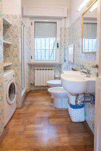 een badkamer met 2 wastafels en een wasmachine bij N269 - Numana, villa singola quadrilocale con giardino in Numana