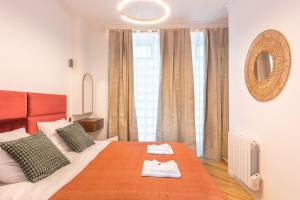 een slaapkamer met een bed met twee handdoeken erop bij Charming and Cosy apartment for 4 guests in Parijs