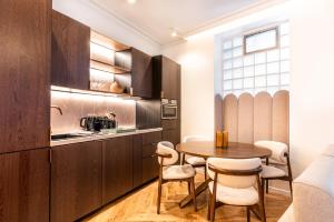 een keuken met een tafel en stoelen in een kamer bij Charming and Cosy apartment for 4 guests in Parijs