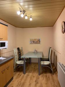 een keuken met een tafel en stoelen in een kamer bij Ferienhaus Glöckner in Seiffen