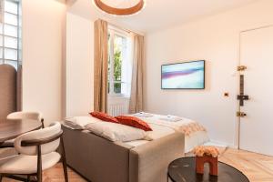 een kleine slaapkamer met een bed en een tafel bij Charming and Cosy apartment for 4 guests in Parijs