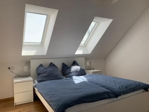 Postel nebo postele na pokoji v ubytování Frundsberg-Apartment