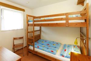 1 Schlafzimmer mit 2 Etagenbetten und einem Schreibtisch in der Unterkunft Hauptstrasse 14 DHH in Ostseebad Koserow