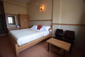 Postel nebo postele na pokoji v ubytování Haksons Residency