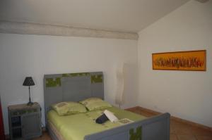 ein Schlafzimmer mit einem Bett in einem weißen Zimmer in der Unterkunft La Villa du bonheur in Puy-Saint-Martin