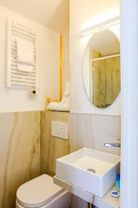 A bathroom at UNAHOTELS Imperial Sport Hotel
