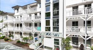 un immeuble d'appartements avec balcon sur le côté. dans l'établissement Seeschloss, App 19 - direkt an der Strandpromenade, TOPLAGE, à Binz