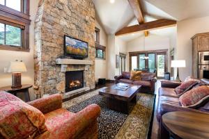 - un salon avec une cheminée en pierre dans l'établissement The Shores Riverside Townhome: Peaceful Luxury, à Gold Hill