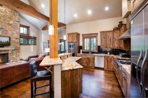 une grande cuisine avec des placards en bois et un comptoir dans l'établissement The Shores Riverside Townhome: Peaceful Luxury, à Gold Hill