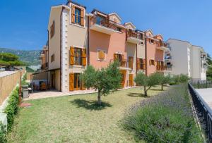 a building with a yard in front of it at Apartments Vallum in Bol