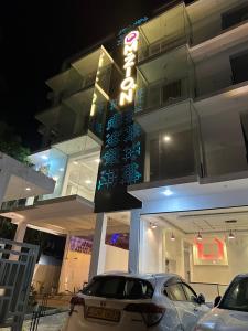 une voiture garée devant un bâtiment la nuit dans l'établissement Mzion Hotel Weligama, à Weligama