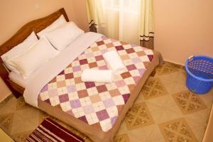 Un pat sau paturi într-o cameră la One bedroom Thika E4