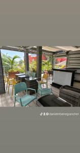 eine Terrasse mit Stühlen und Tischen und Meerblick in der Unterkunft Club saft saly niakhal niakhal in M'bour