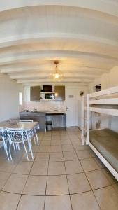 a kitchen and dining room with a table and a ceiling at Résidence île de beauté in Propriano