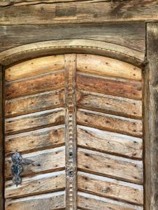 a wooden door with a metal handle on it at Baudenkmal Mühle Schalchen 
