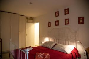 1 dormitorio con 1 cama grande con manta roja en Aventino apartment en Roma