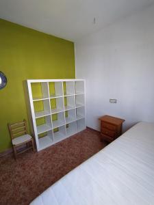 1 dormitorio con 1 cama, 1 silla y 1 armario en Holiday bungalow in Santa Pola Ref 057 en Alfaz del Pi