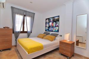 um quarto com uma cama, uma cómoda e um espelho em Casa Cas Padri 130 by Mallorca Charme em Muro