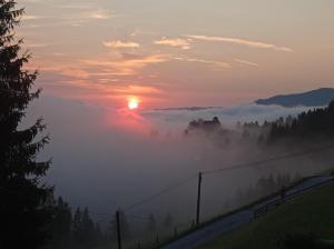 Loodusmaastik talumajutuse lähedal
