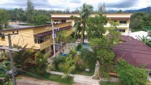 una vista aérea de un edificio con árboles en เขาหลัก ซัมเมอร์เฮาส์ 2, en Khao Lak